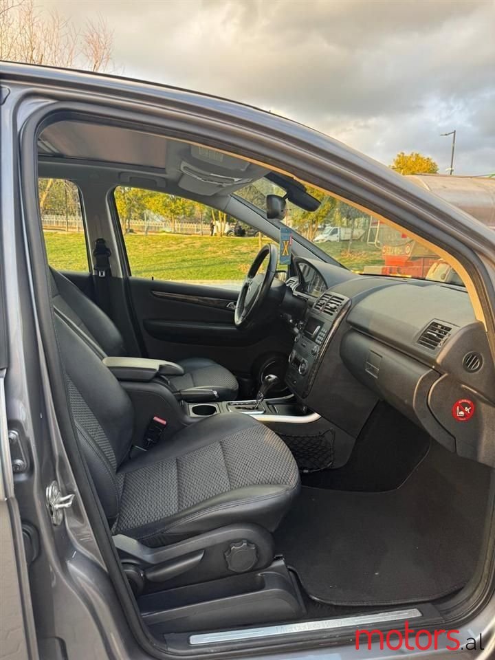 2009' Mercedes-Benz A 180 photo #3