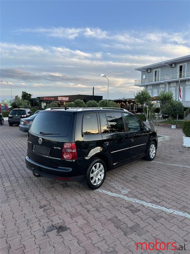 2010' Volkswagen Touran photo #3