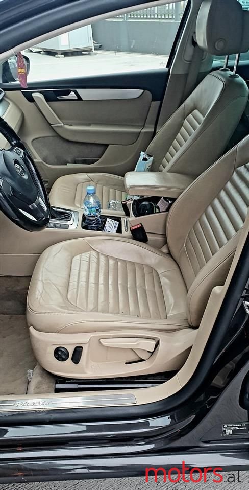 2011' Volkswagen Passat photo #3