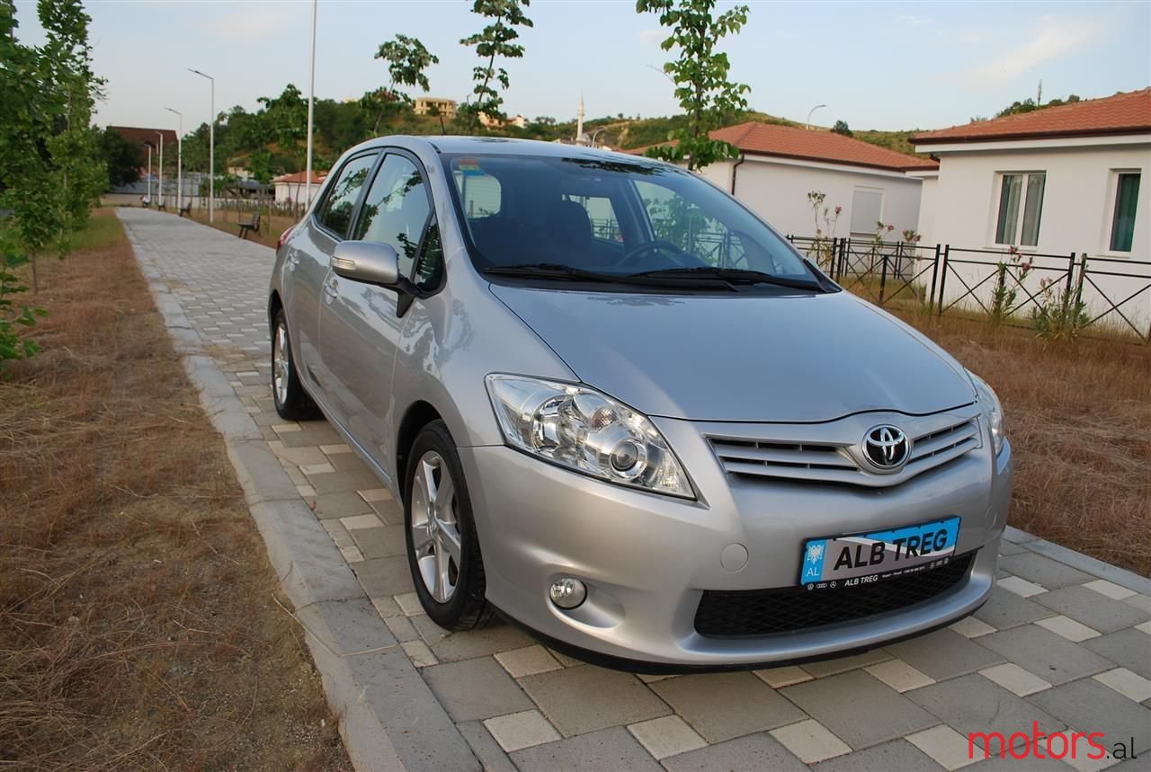 2011' Toyota Auris photo #3
