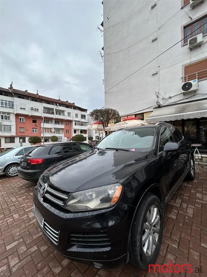 2011' Volkswagen Touareg photo #3