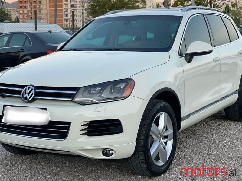 2013' Volkswagen Touareg photo #1