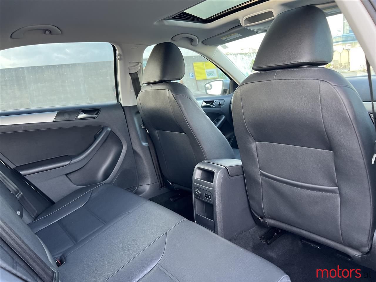 2011' Volkswagen Jetta photo #3