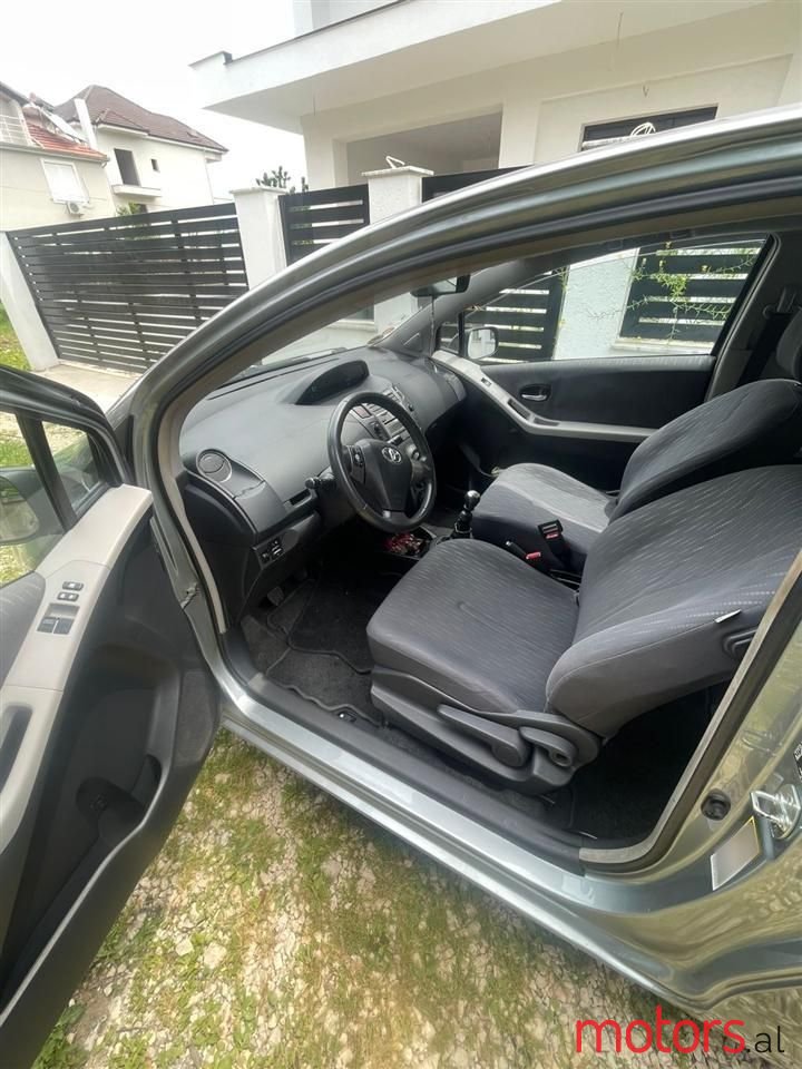 2010' Toyota Yaris photo #5