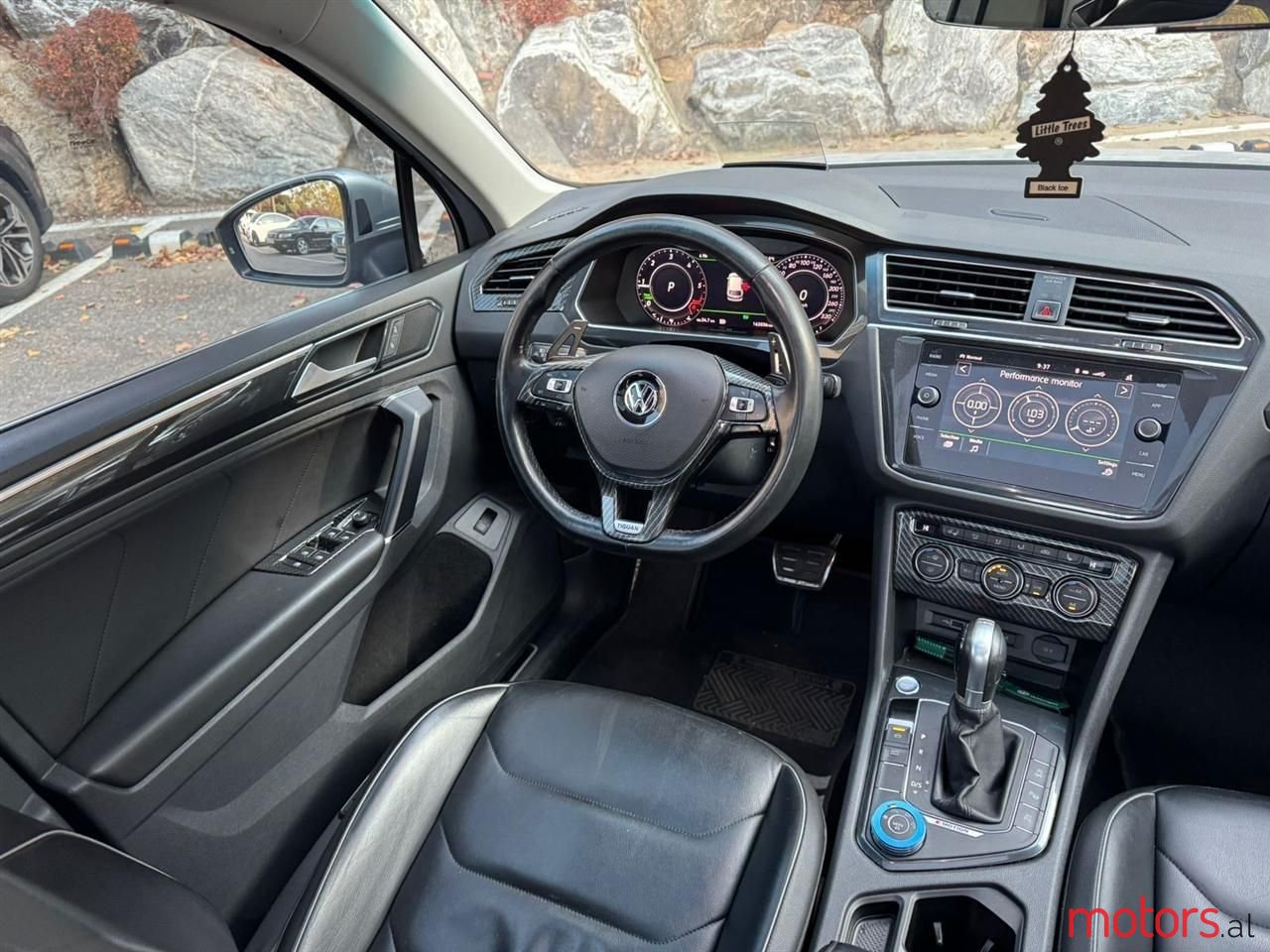 2018' Volkswagen Tiguan photo #2