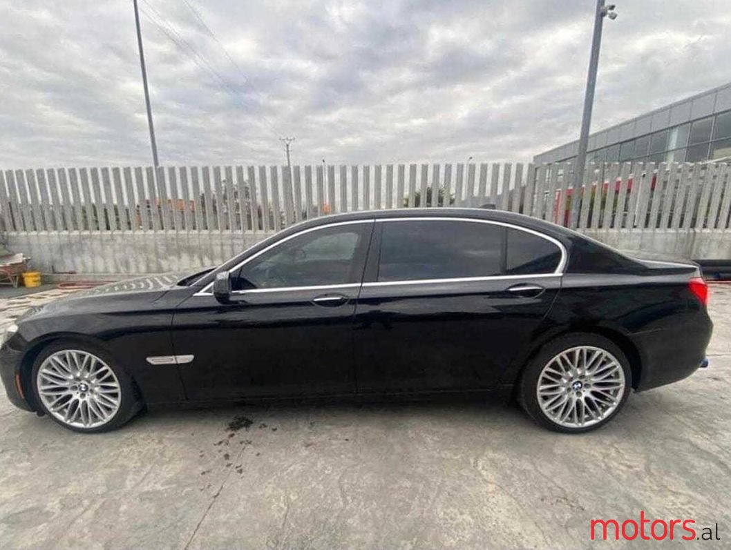 2011' BMW 750 photo #1