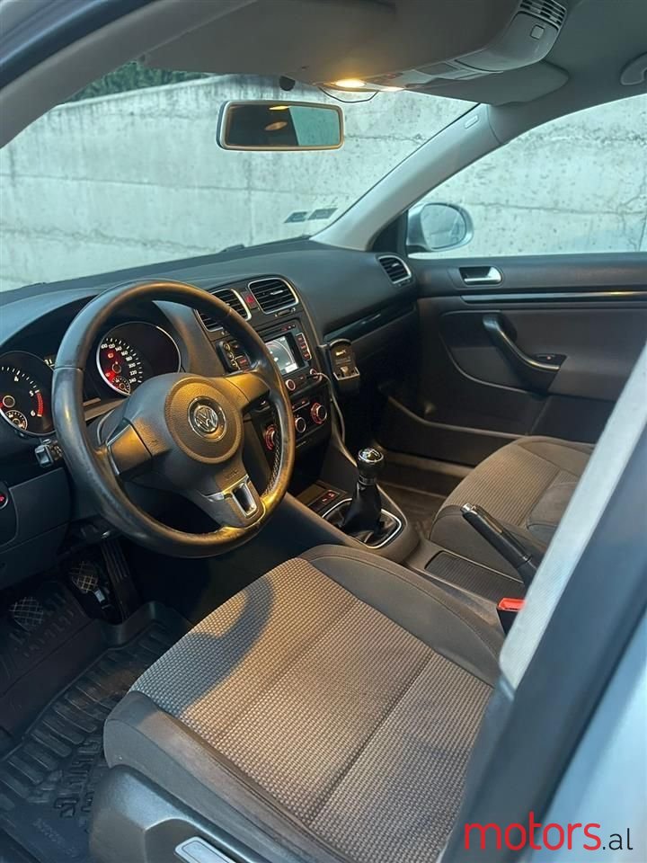 2010' Volkswagen Golf photo #4