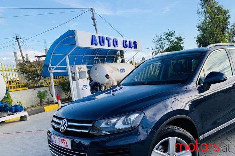 2011' Volkswagen Touareg photo #1