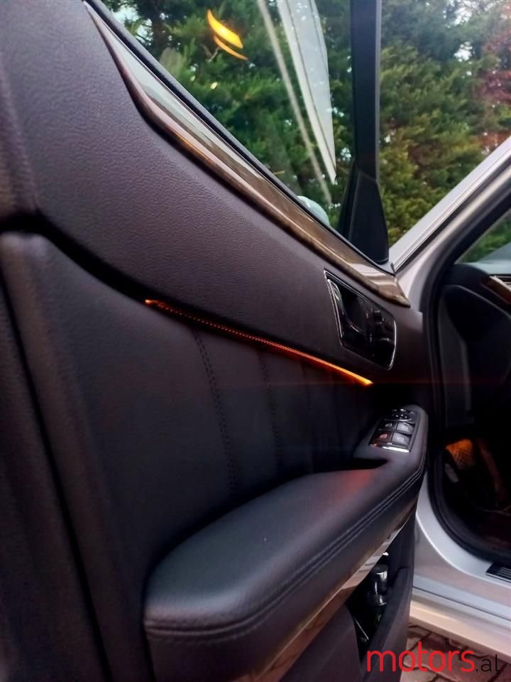 2010' Mercedes-Benz 300 photo #6