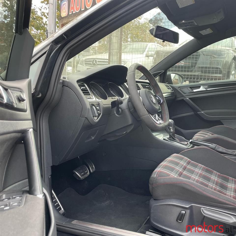 2016' Volkswagen Golf photo #2