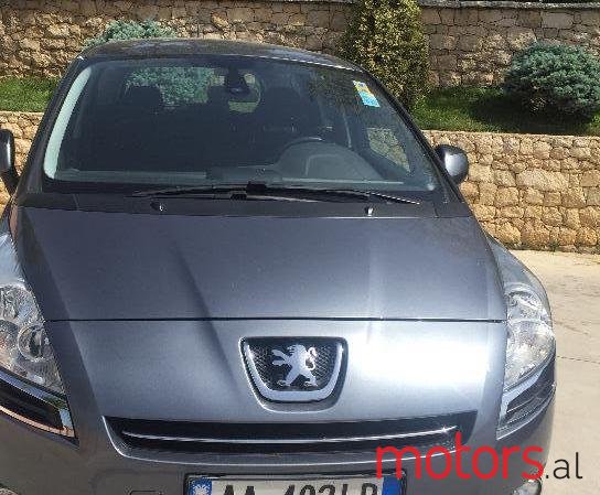 2012' Peugeot 5008 photo #3