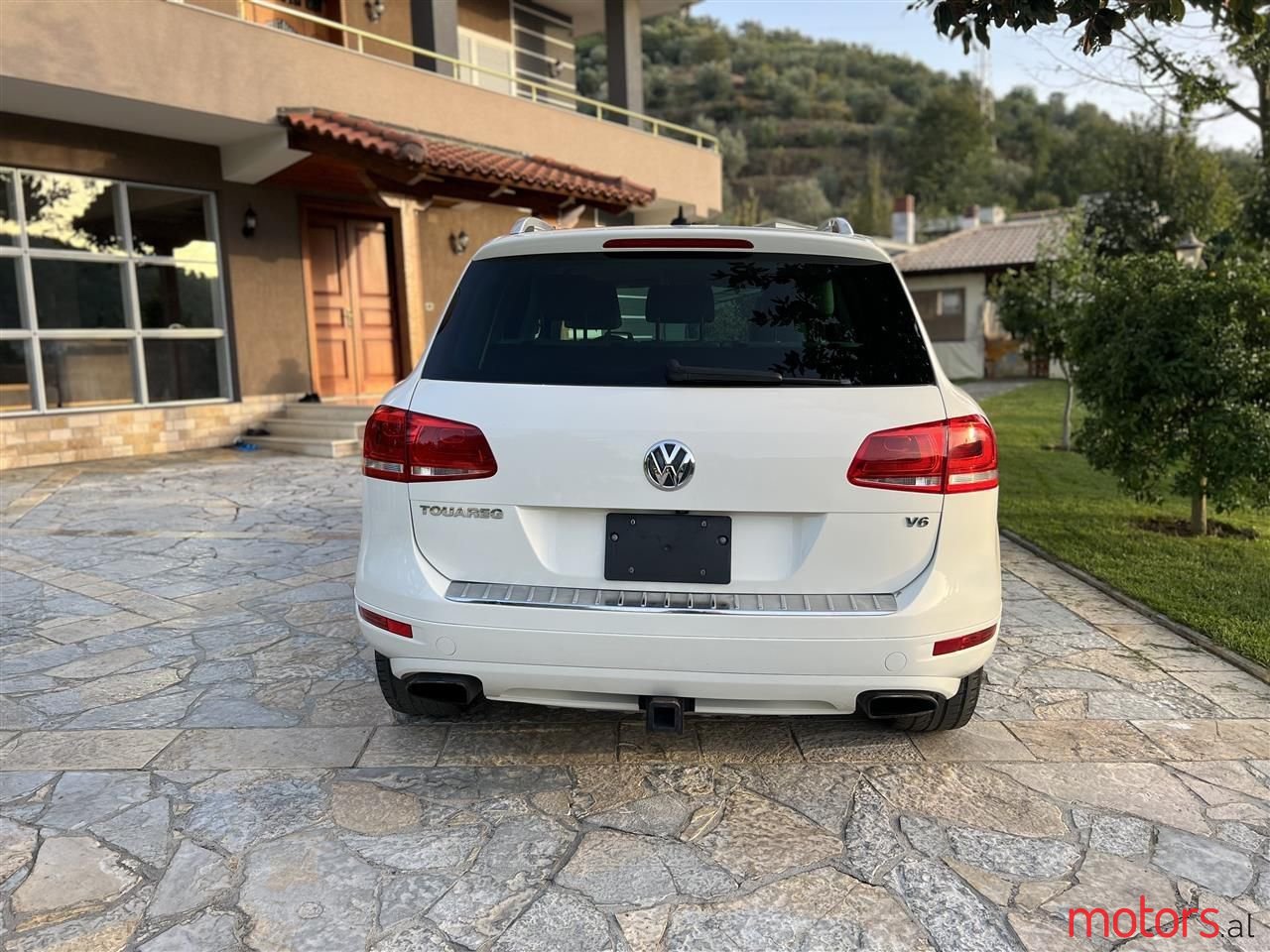 2011' Volkswagen Touareg photo #5