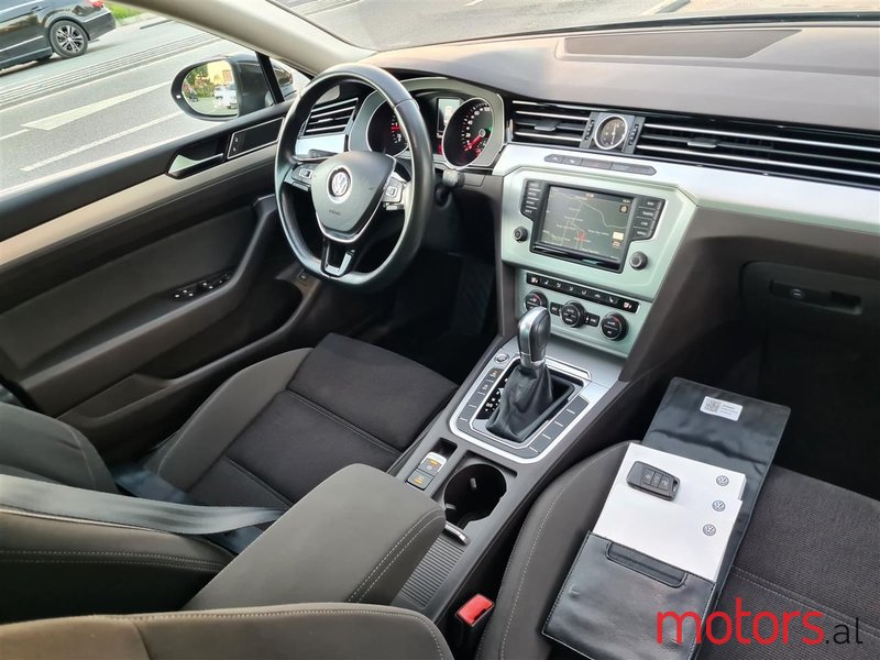 2017' Volkswagen Passat photo #3