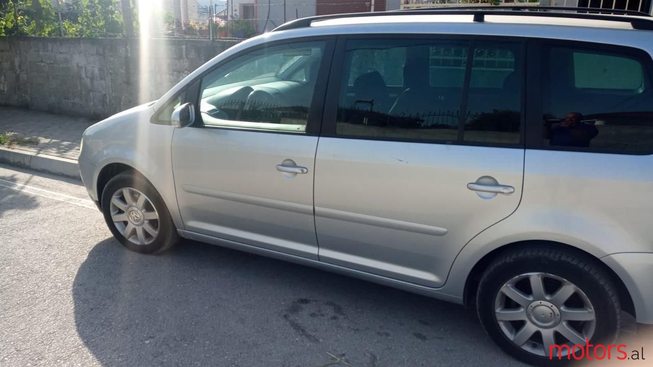 2005' Volkswagen Touran photo #6