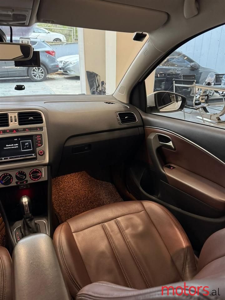 2015' Volkswagen Polo photo #2