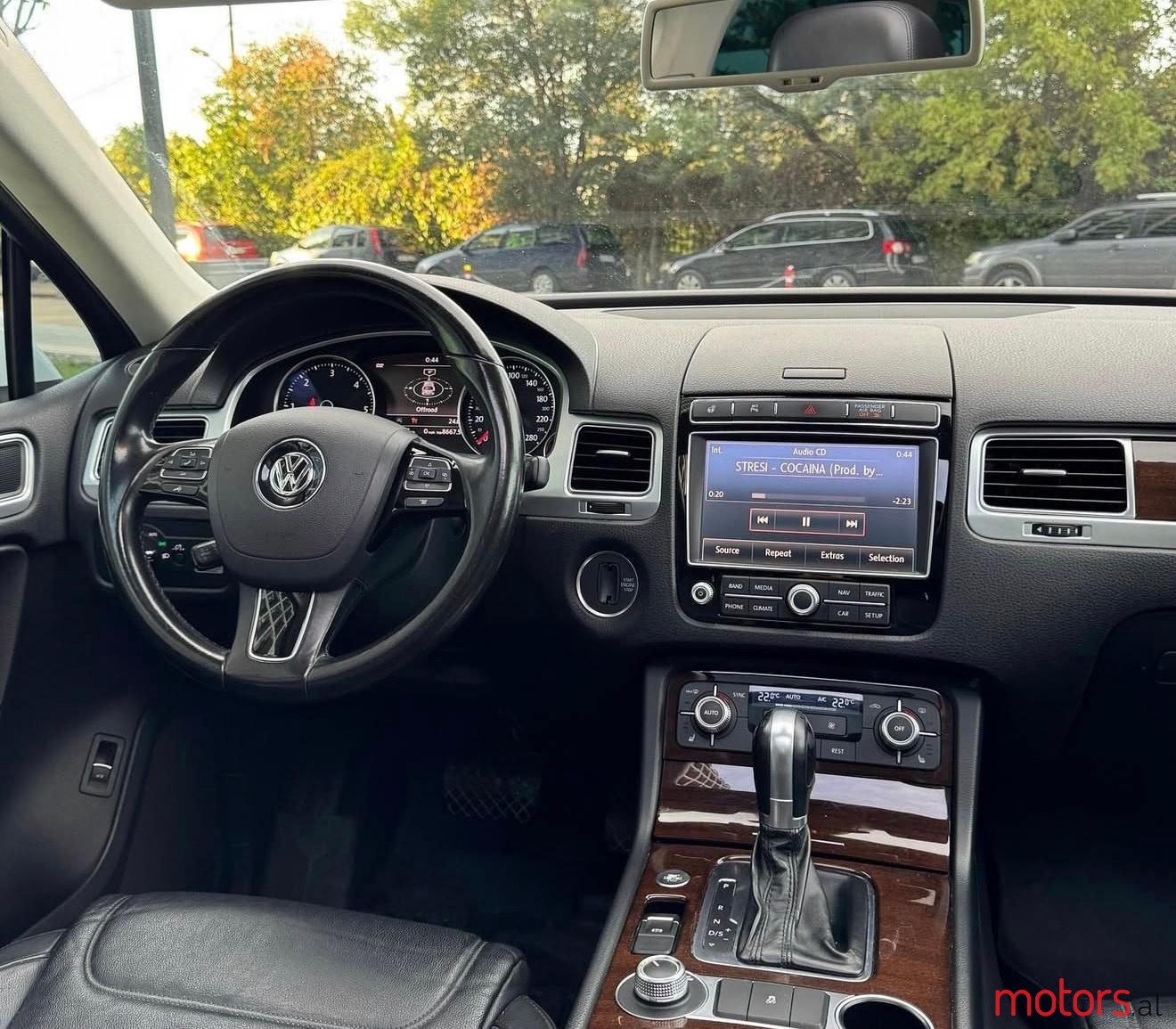 2016' Volkswagen Touareg photo #4