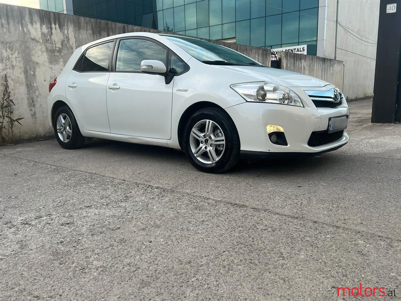 2011' Toyota Auris photo #2