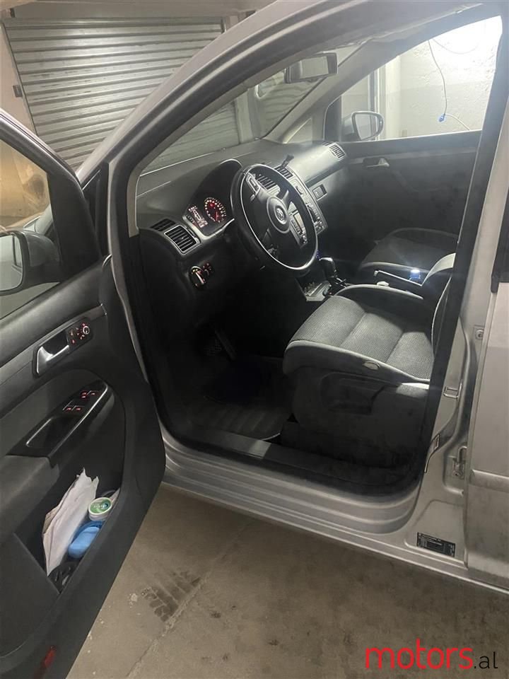 2010' Volkswagen Touran photo #2