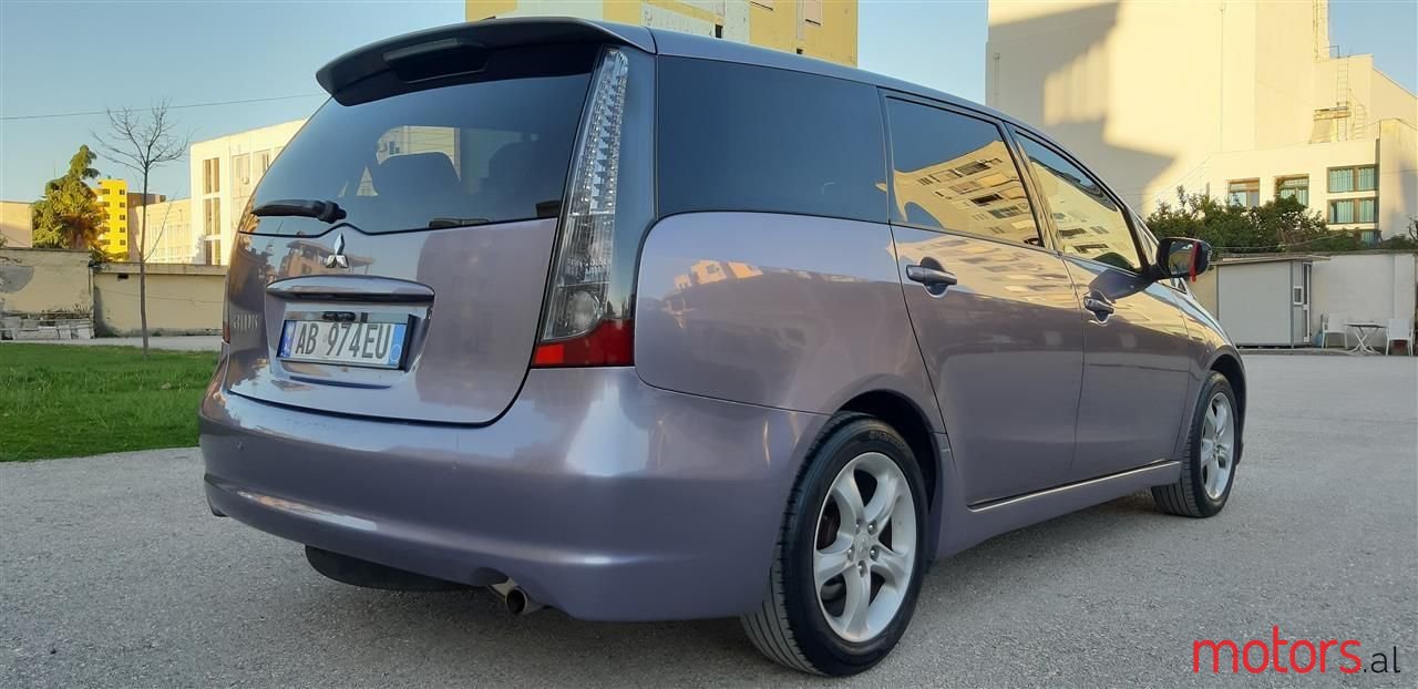 2005' Mitsubishi Grandis photo #4