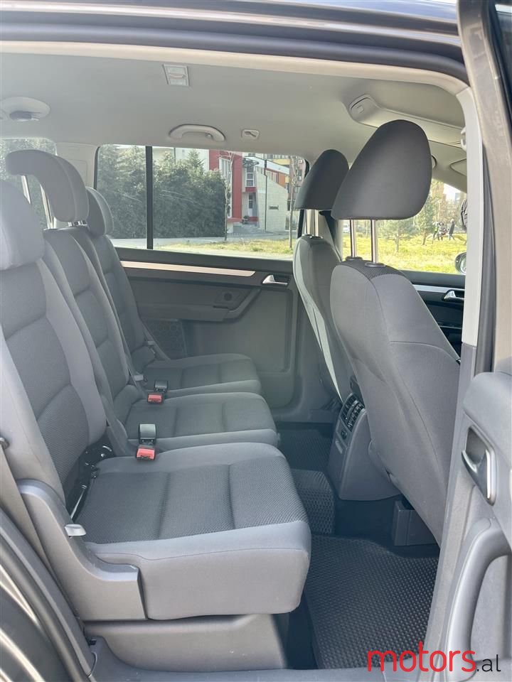 2012' Volkswagen Touran photo #5