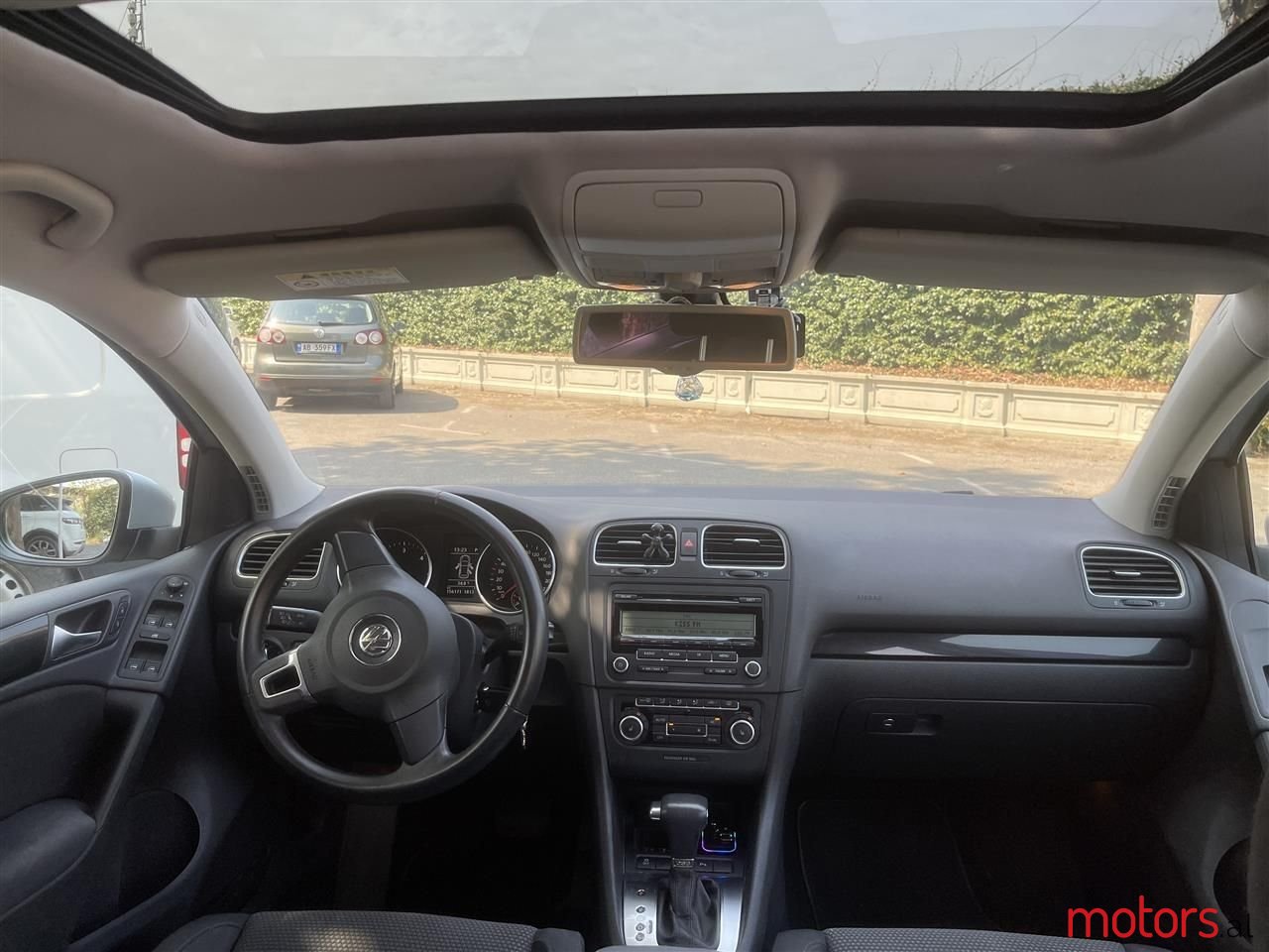 2011' Volkswagen Golf photo #4