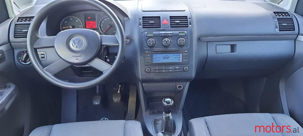 2004' Volkswagen Touran photo #3