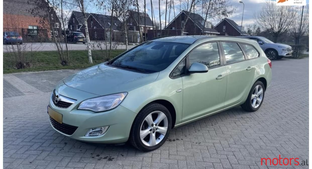 2012' Opel Astra photo #1