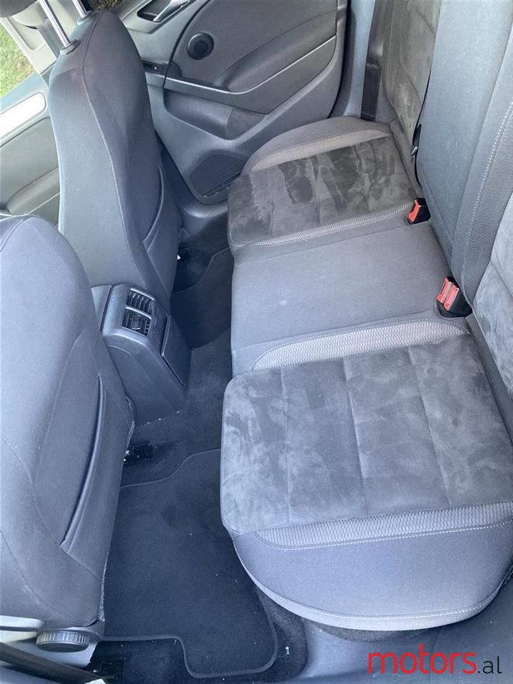 2011' Volkswagen Golf photo #3