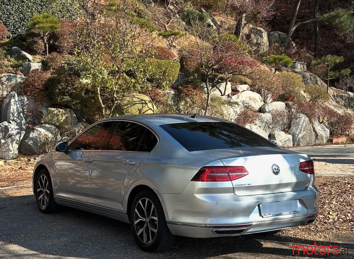 2018' Volkswagen Passat photo #2