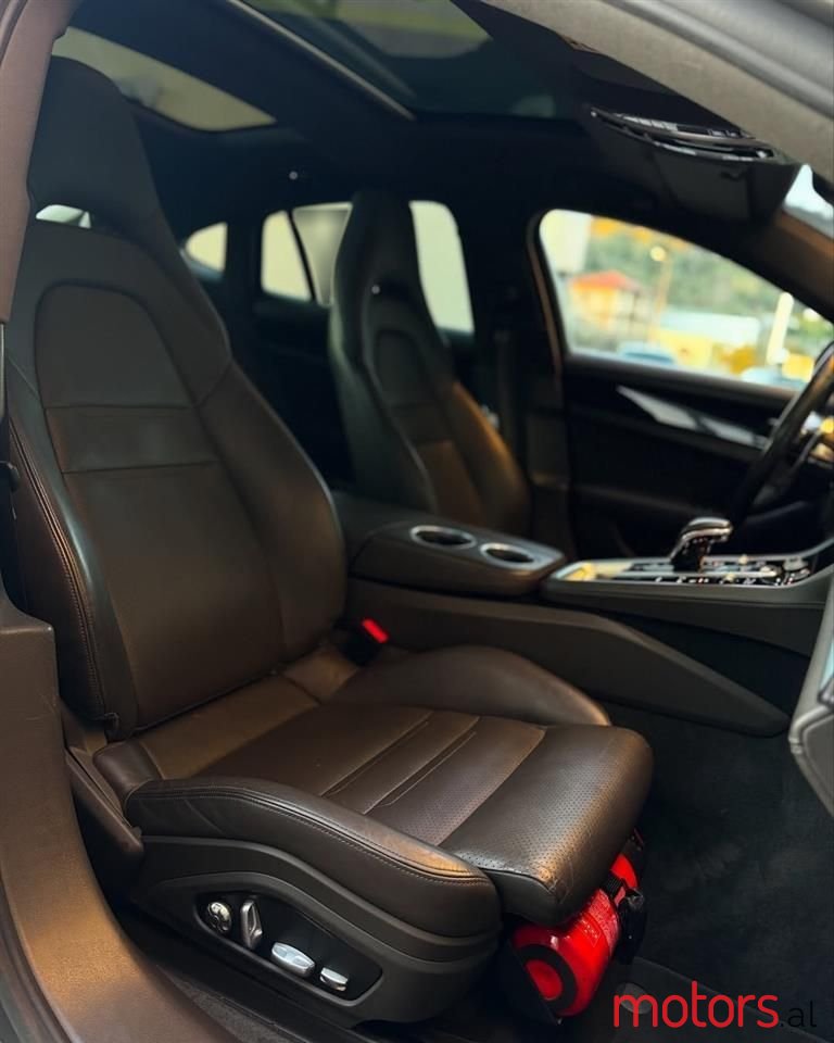 2017' Porsche Panamera photo #4