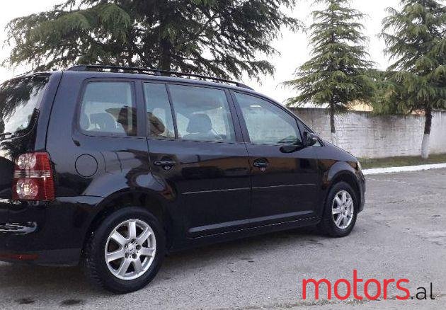 2009' Volkswagen Touran photo #1