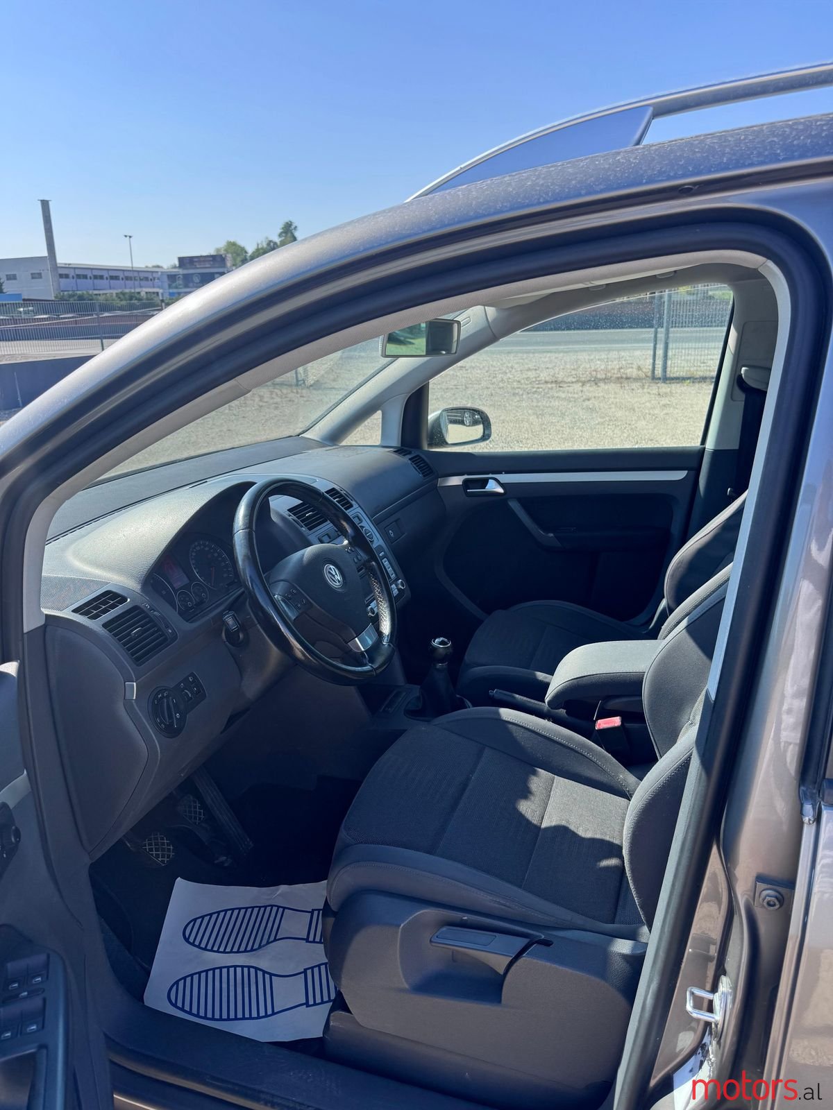 2007' Volkswagen Touran photo #3