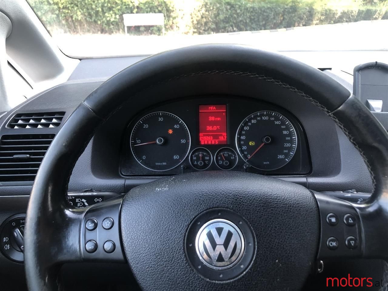 2009' Volkswagen Touran photo #4