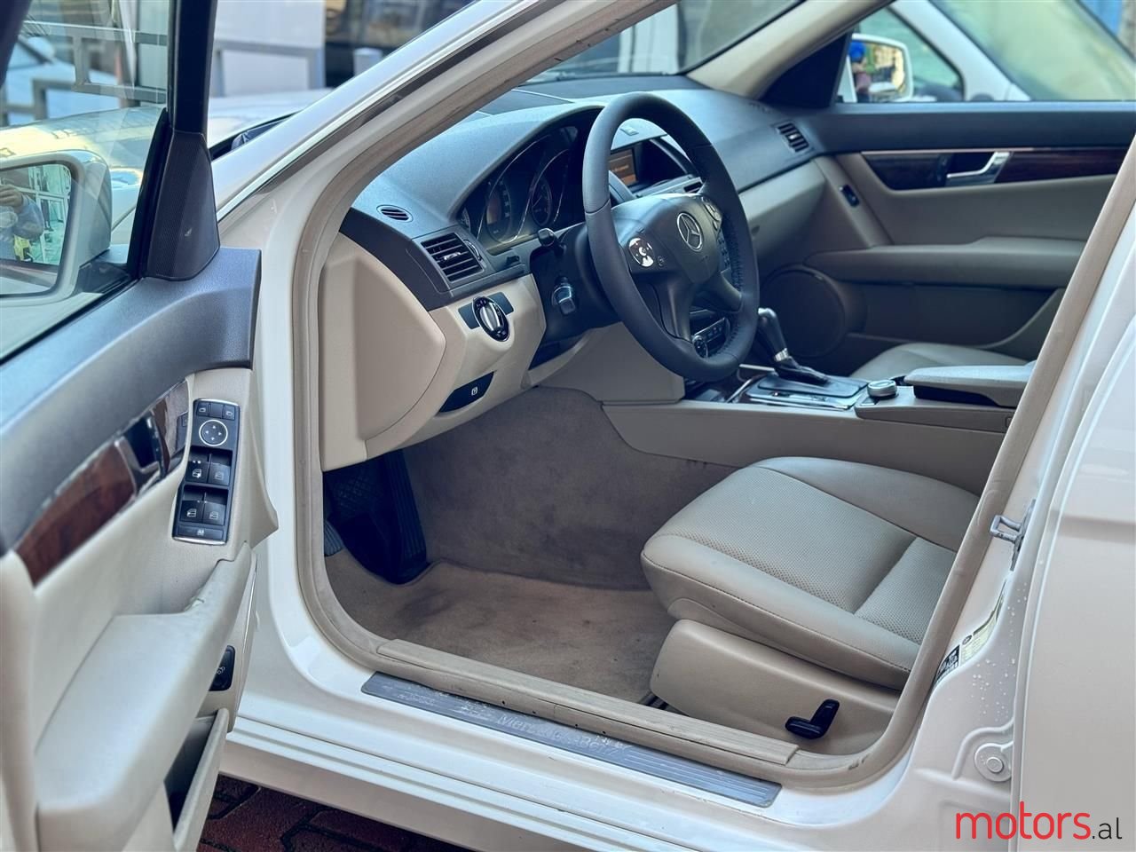 2011' Mercedes-Benz C 250 photo #3