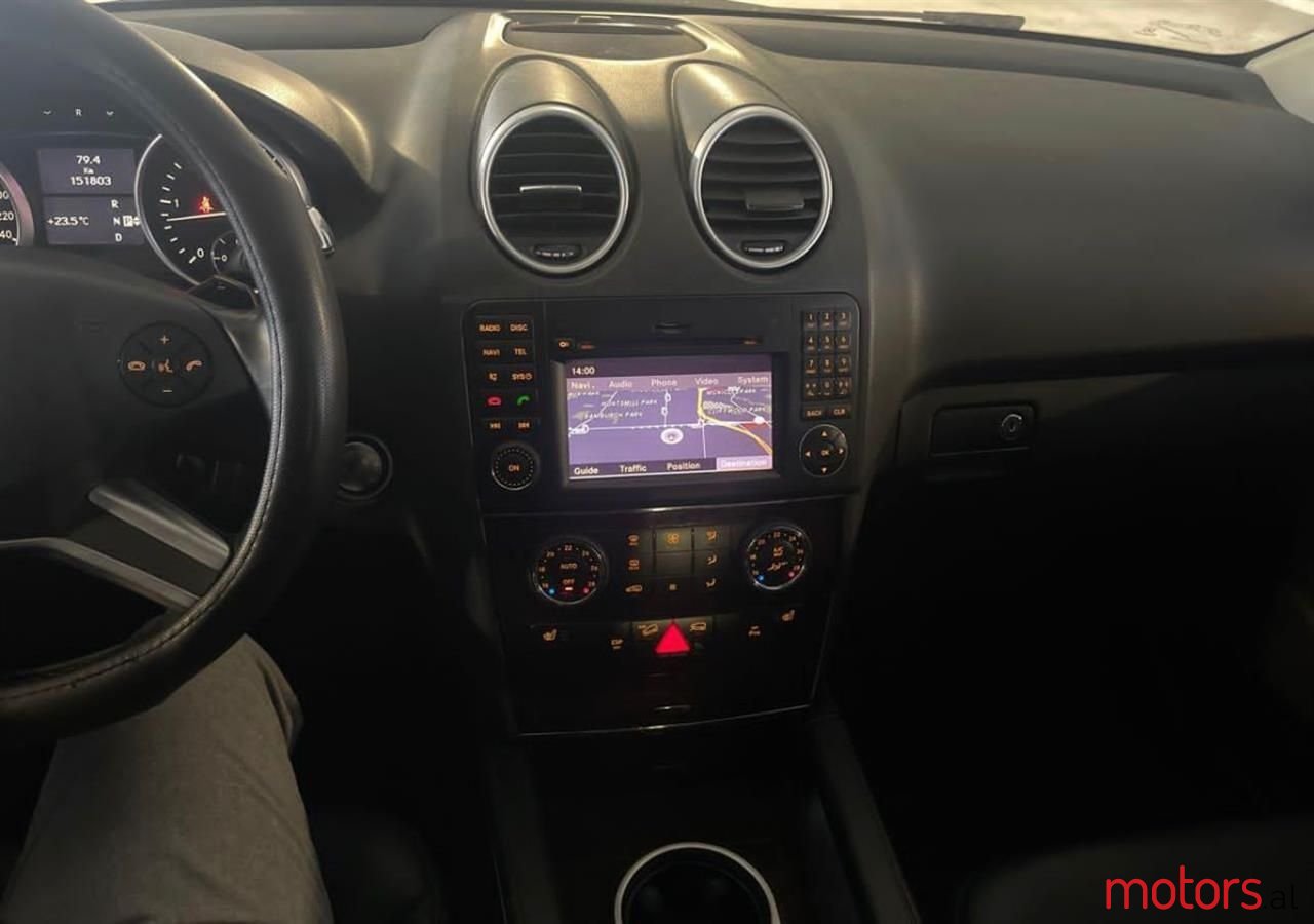 2011' Mercedes-Benz 300 photo #6