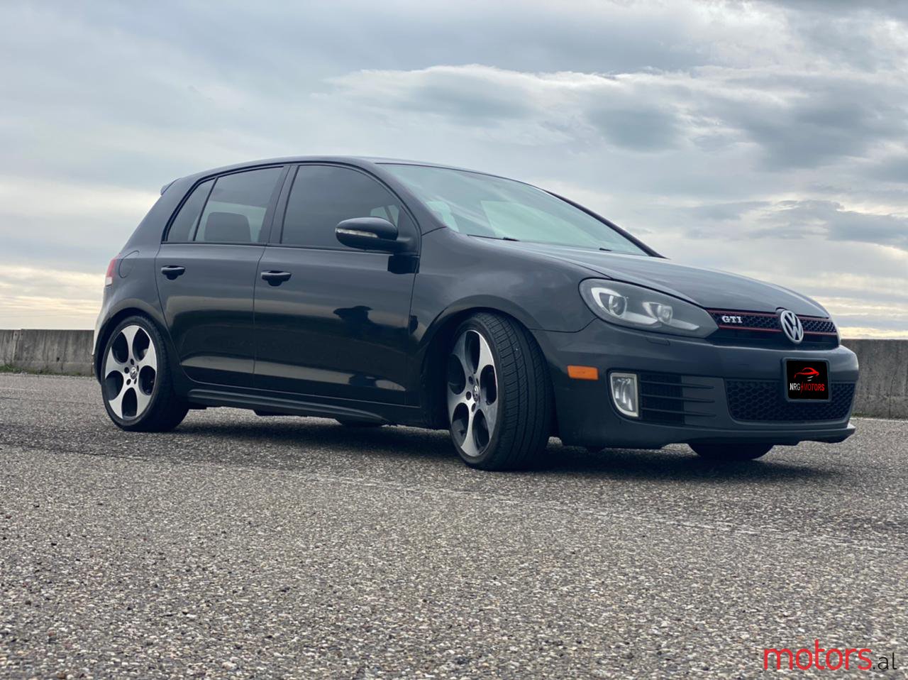 2011' Volkswagen Golf GTI photo #1