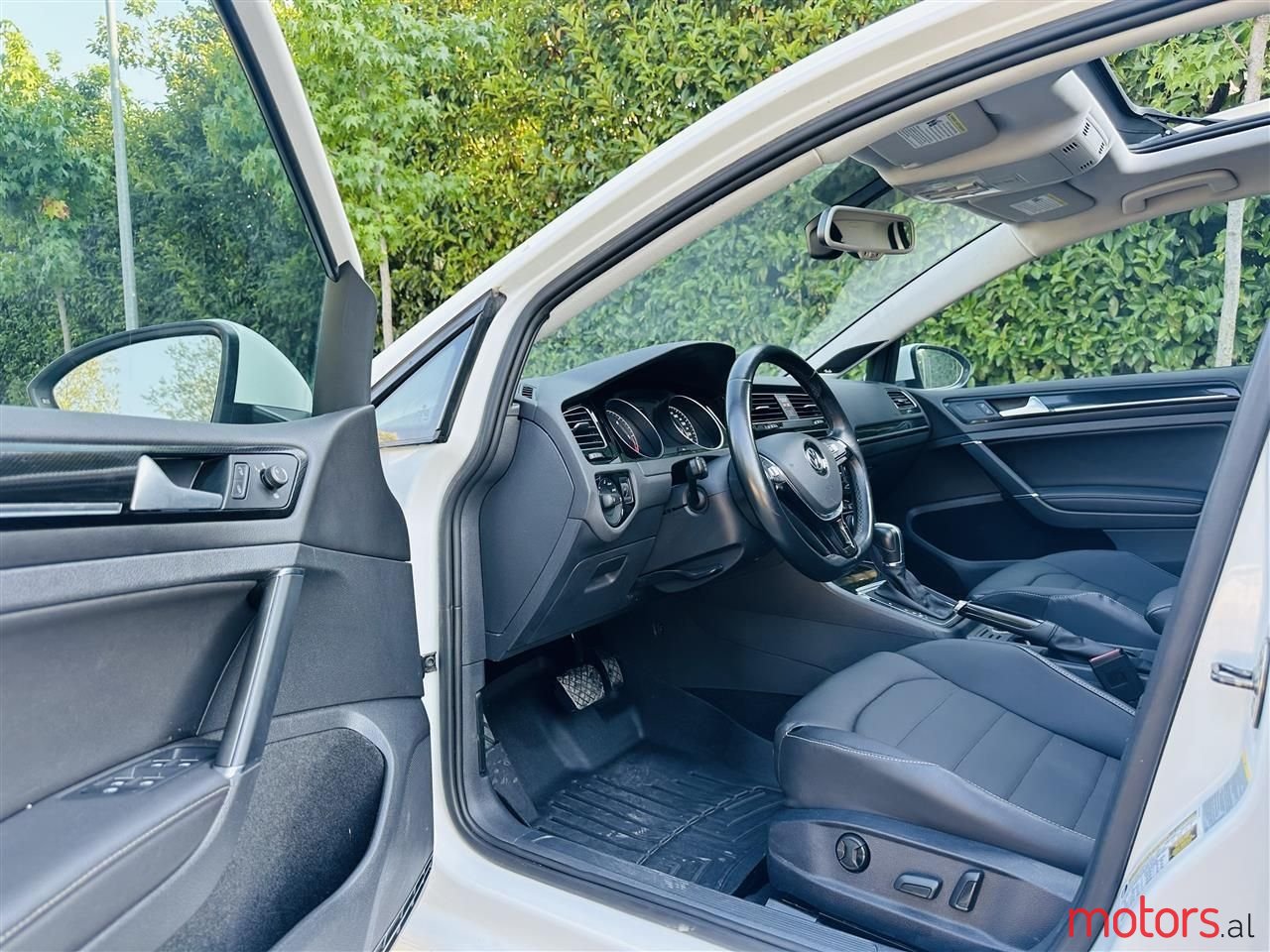 2015' Volkswagen Golf photo #5