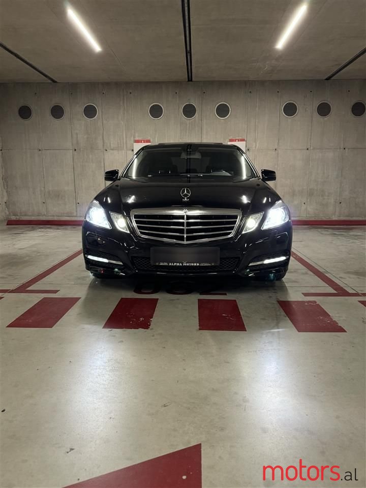 2012' Mercedes-Benz E 220 photo #2
