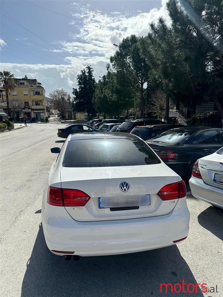 2012' Volkswagen Jetta photo #3