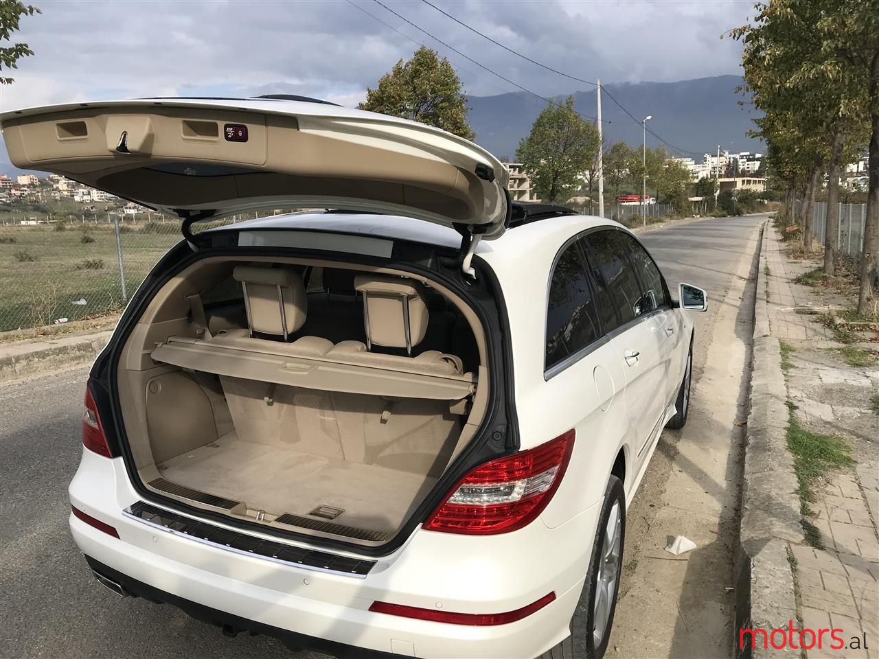 2011' Mercedes-Benz R 350 photo #4