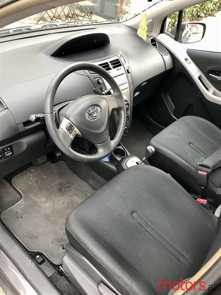 2010' Toyota Yaris photo #6