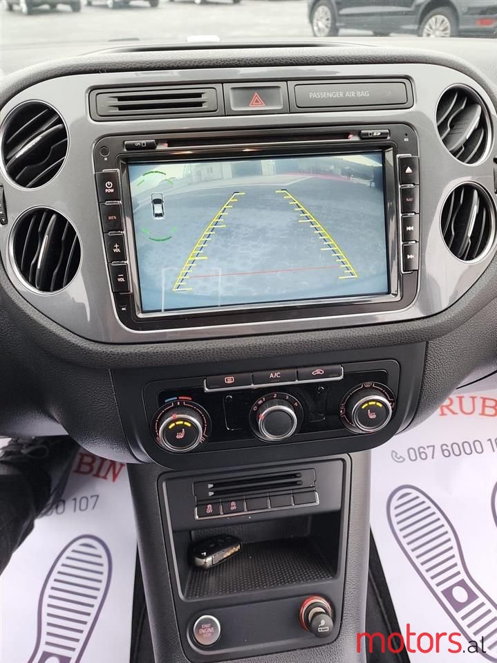 2015' Volkswagen Tiguan photo #3