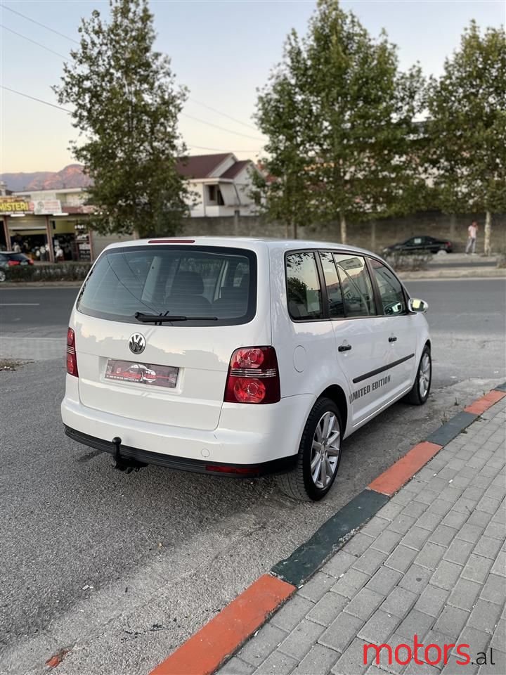 2008' Volkswagen Touran photo #3