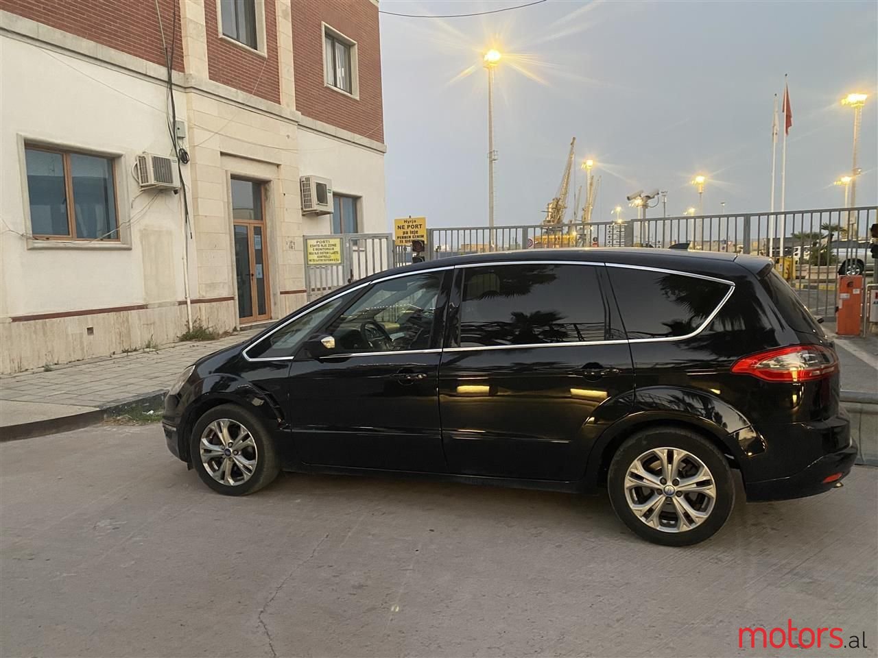 2011' Ford S-Max photo #3