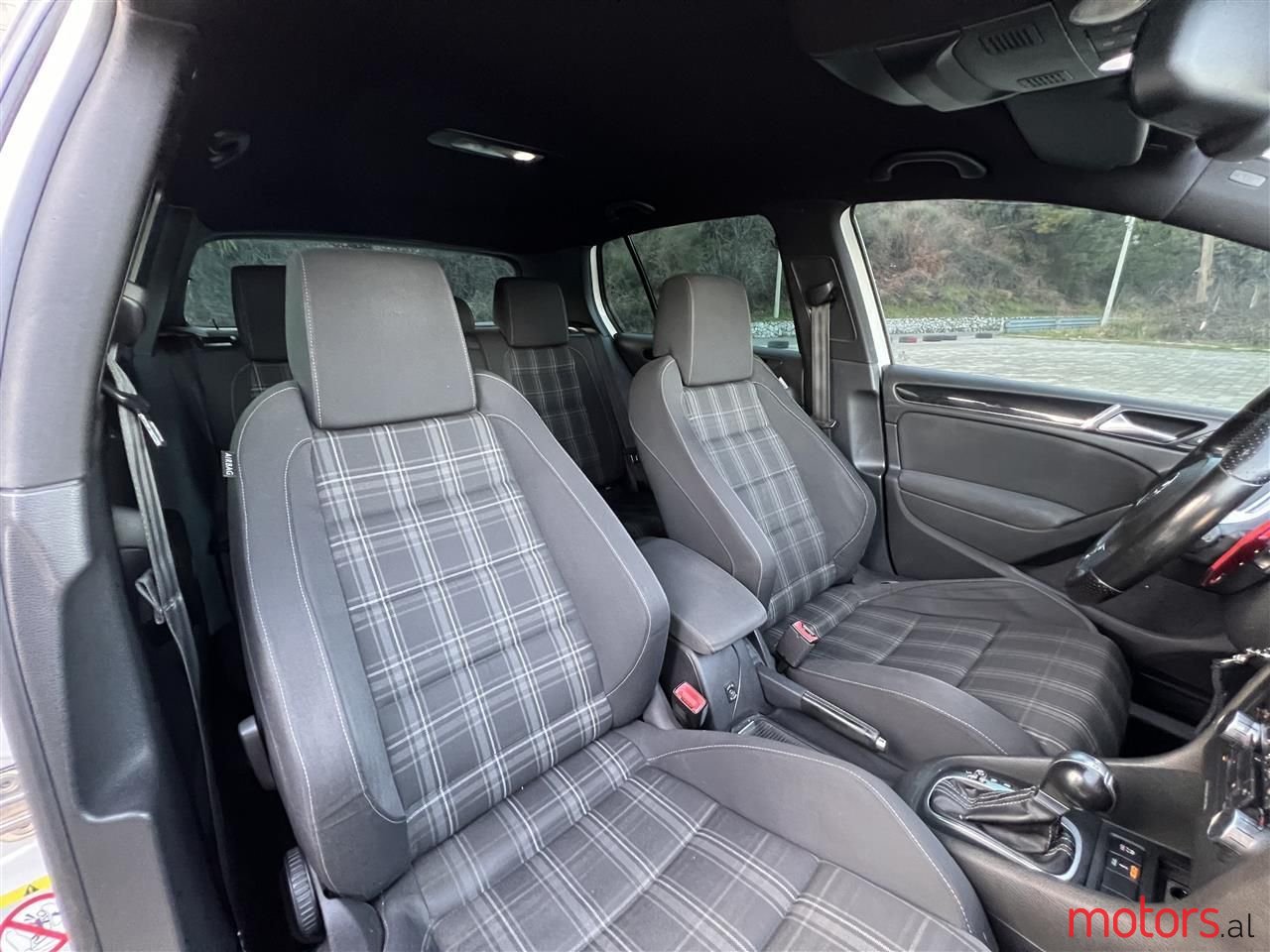 2011' Volkswagen Golf photo #3