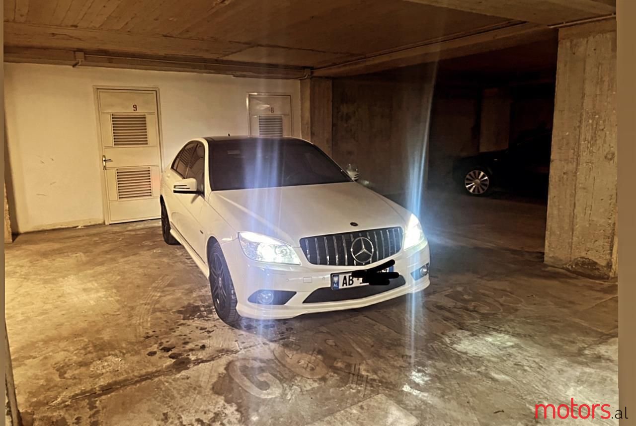 2010' Mercedes-Benz 300 photo #2