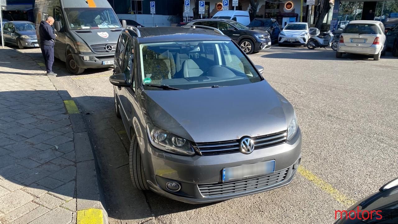 2011' Volkswagen Touran photo #5