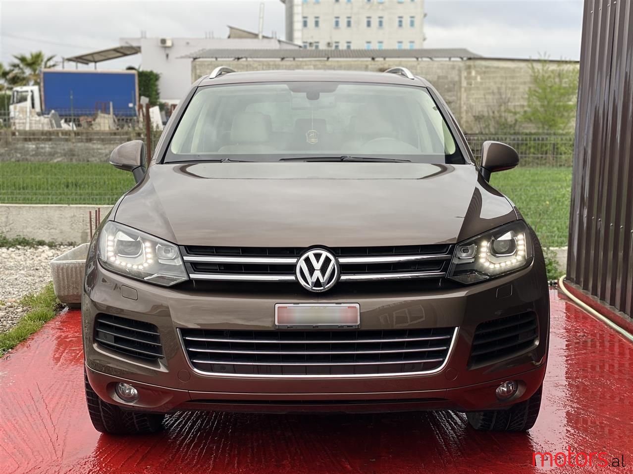 2012' Volkswagen Touareg photo #2