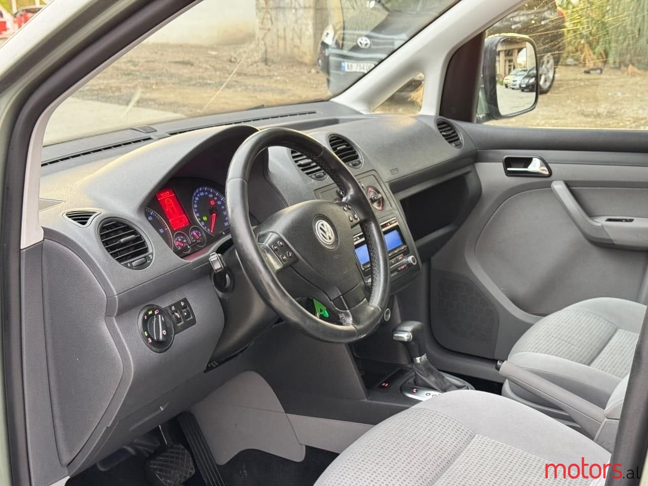 2011' Volkswagen Caddy photo #4