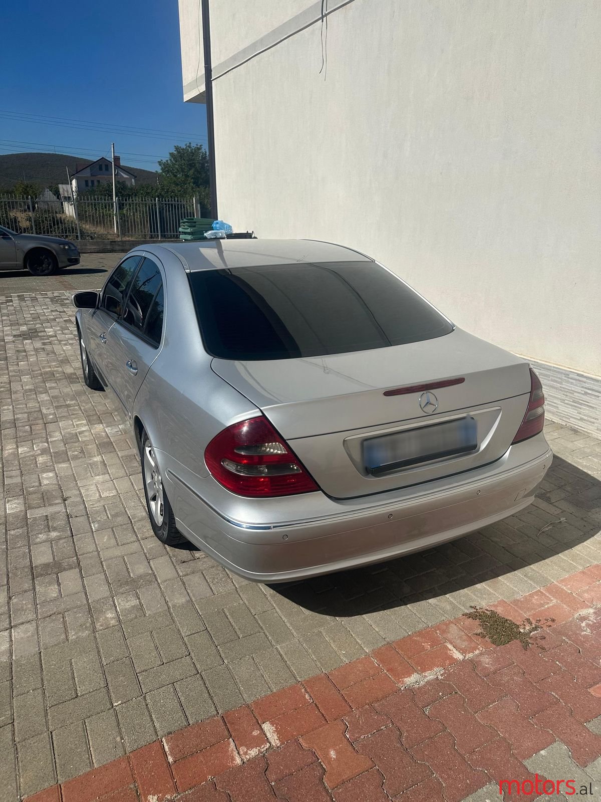 2004' Mercedes-Benz E 220 photo #3